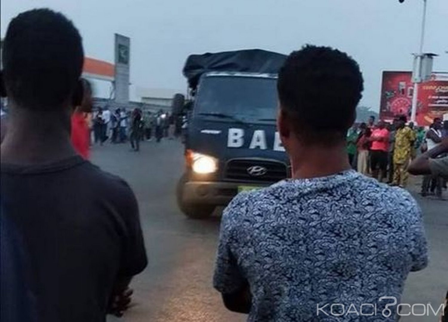 Côte d'Ivoire : A Abobo-Doumé, des jeunes ébriés bloquent les rues et réclament l'installation d'Ehouo, transport perturbé