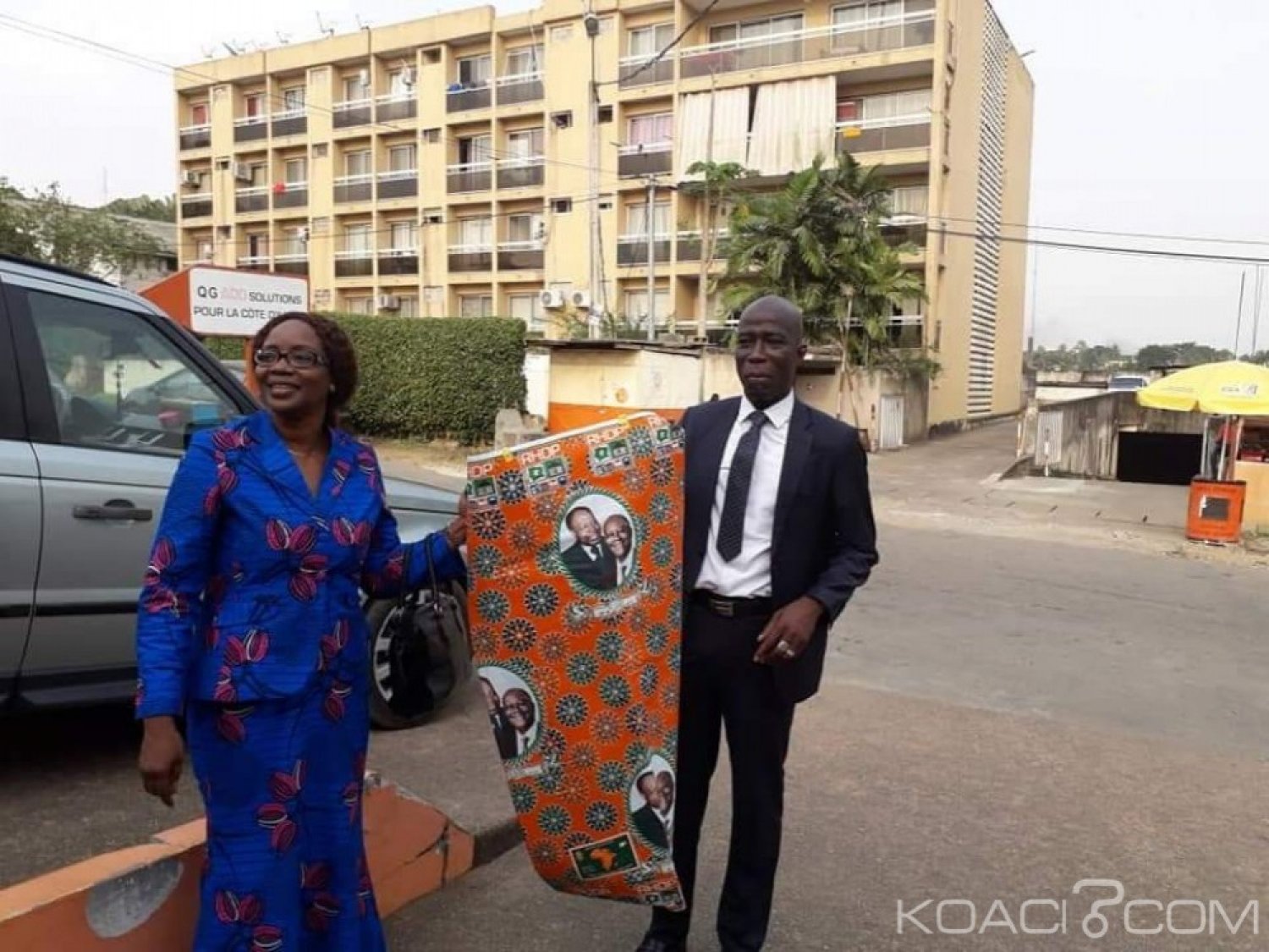 Côte d'Ivoire : Congrès du parti unifié, Dao Abroulaye, départemental Adjoint du  RDR fait don de pagnes à  500 femmes de Cocody pour relever le défi de la mobilisation