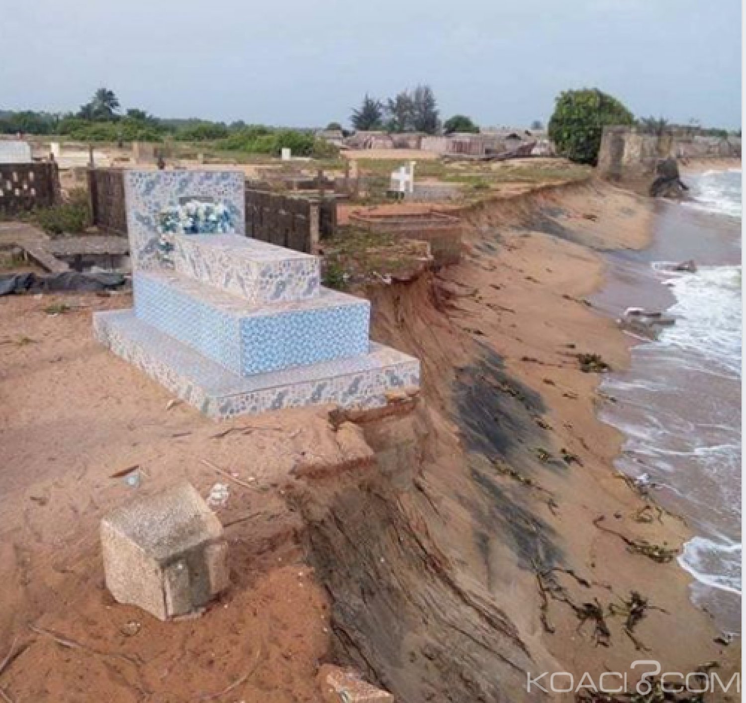 Côte d'Ivoire : Grand-Lahou, plusieurs  tombes emportées par la mer en moins de cinq jours, une grave inondation est à  craindre