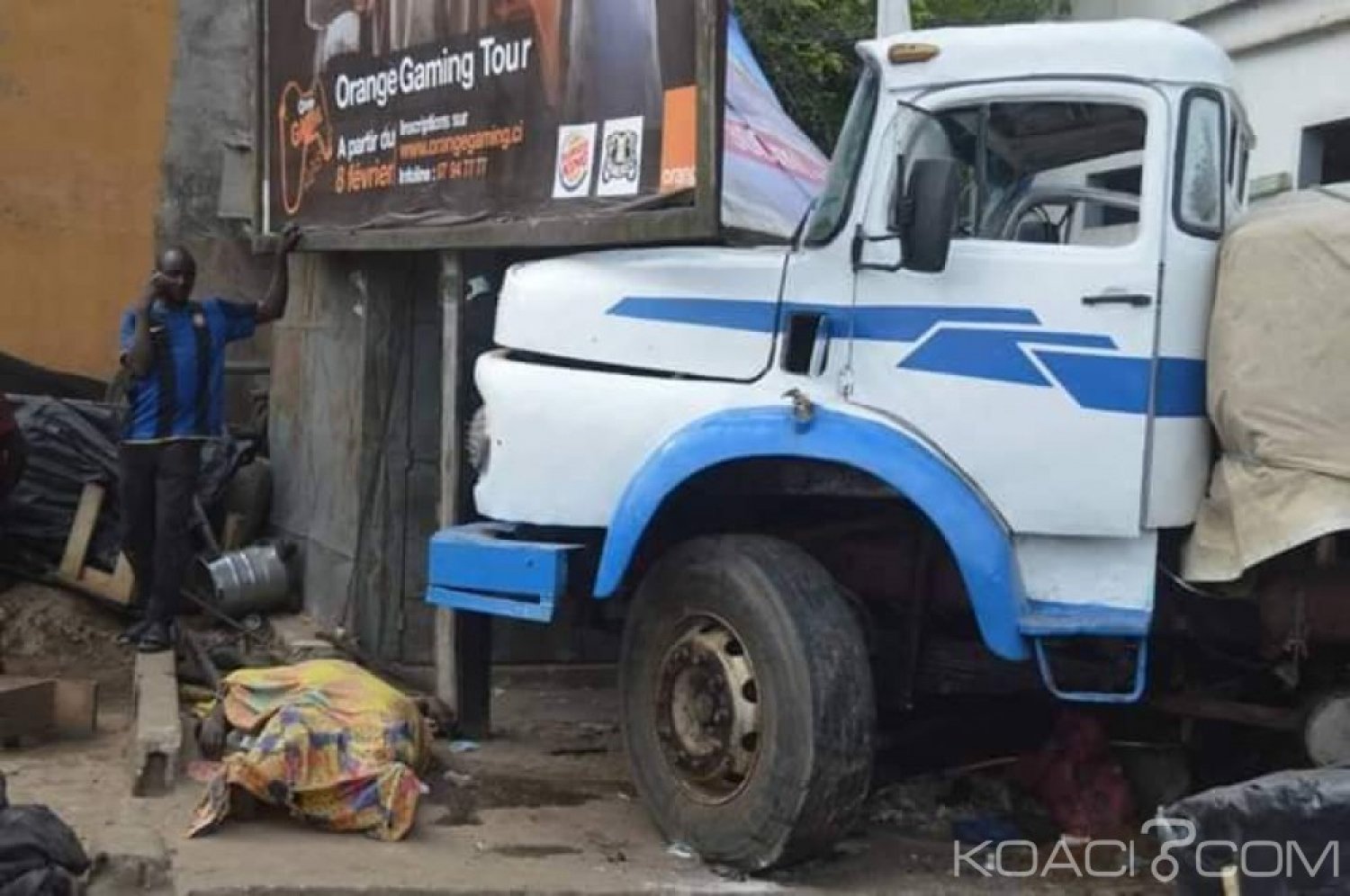 Côte d'Ivoire: À la zone industrielle de Yopougon, un gros camion de ciment  fait une sortie de route, 2 morts et 9 blessés