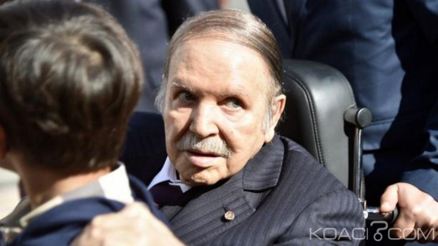 Algérie : Bouteflika renonce à  son 5ème mandat et repousse l' élection présidentielle