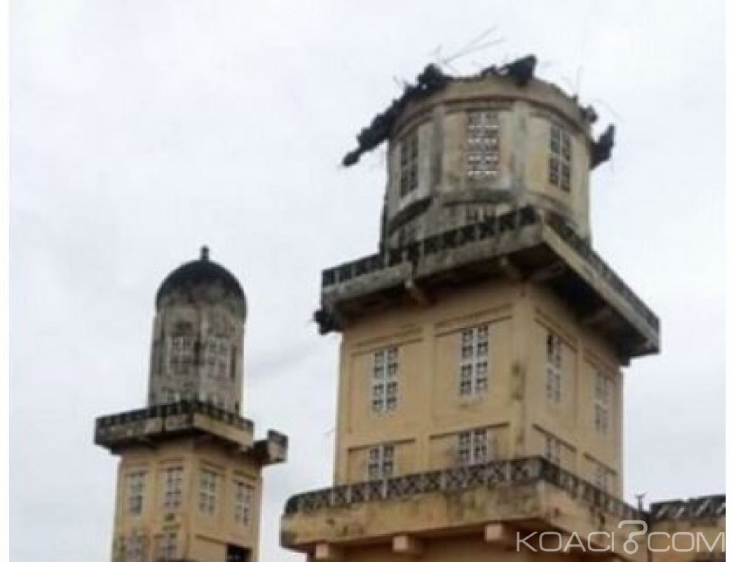 Côte d'Ivoire : M'Bahiakro, sous la pression d'une forte pluie, le minaret de la grande mosquée s'écroule