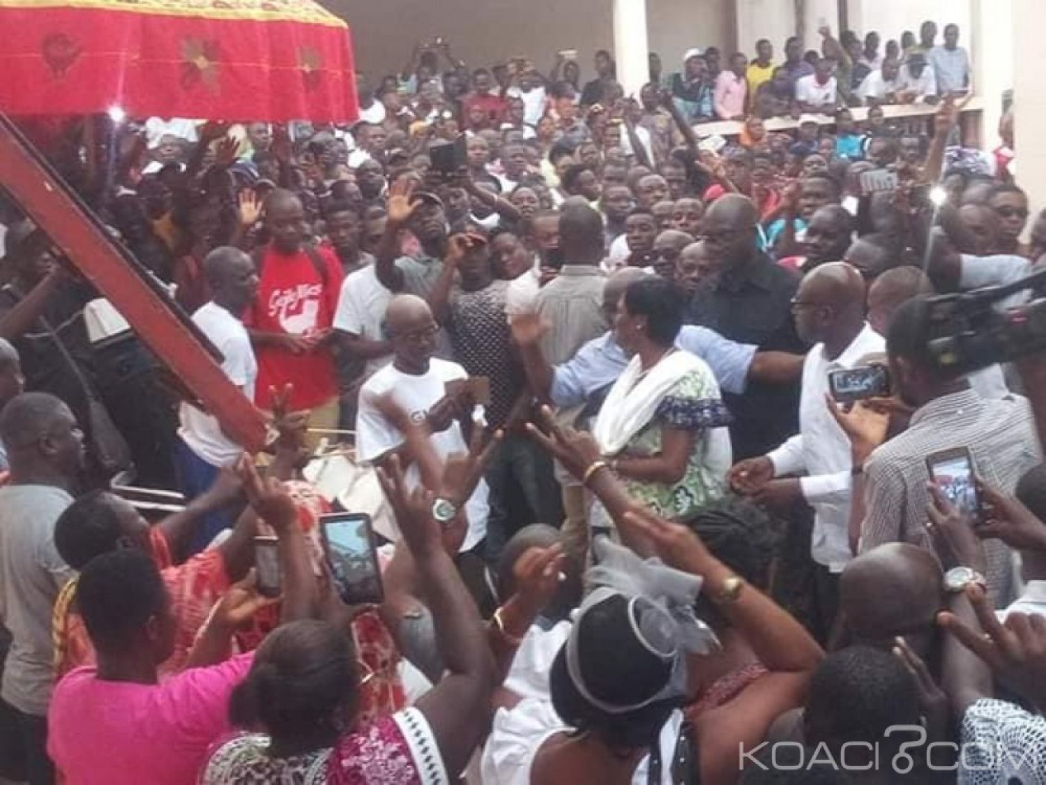 Côte d'Ivoire : En route pour Bondoukou, Simone Gbagbo accueillie en liesse à  Abengourou, elle a été reçue par le Roi de l'Indénié