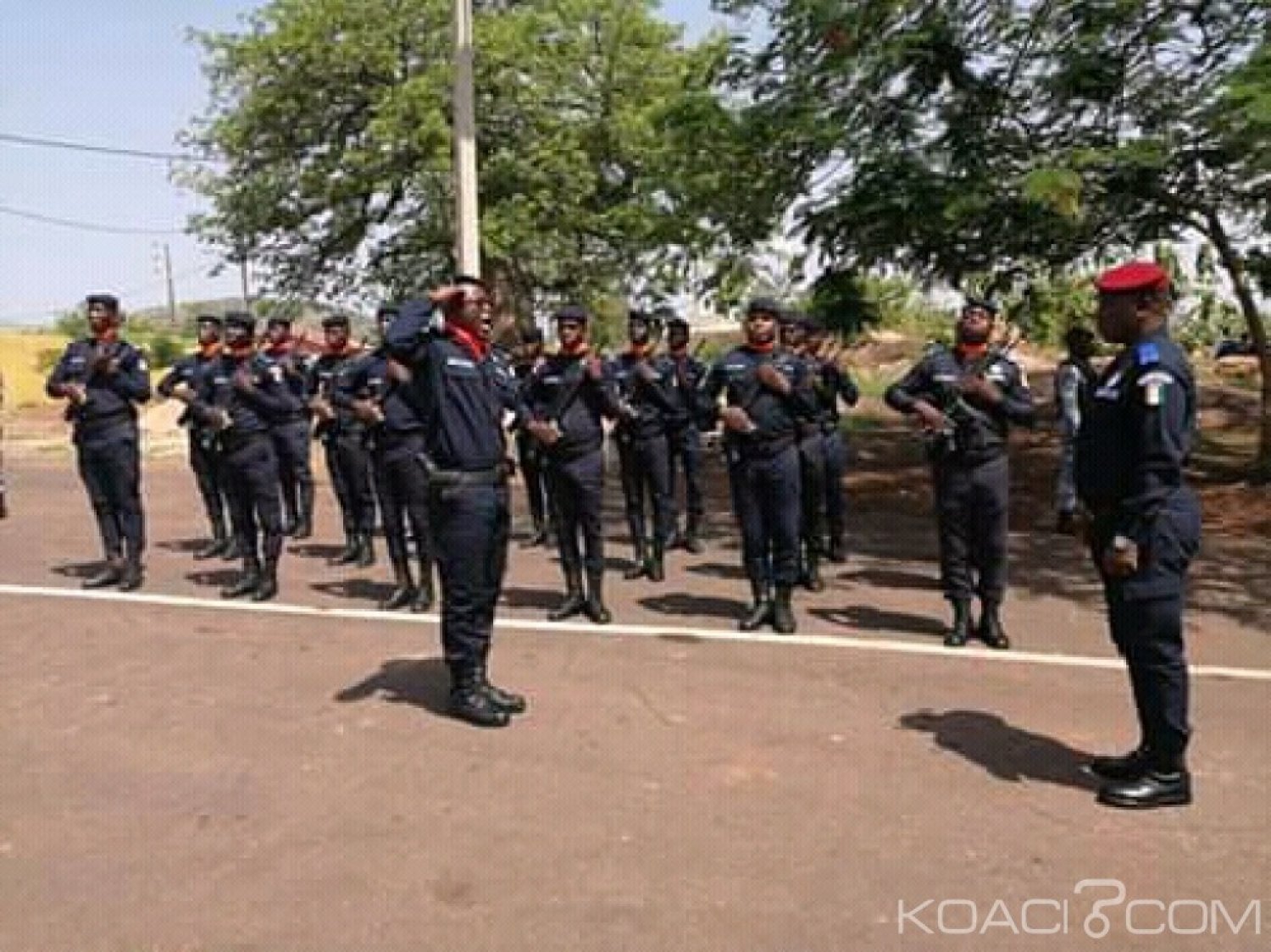 Côte d'Ivoire : À la 4ème légion de la gendarmerie dans le Poro, le Gl Alexandre Apalo Touré réceptionne une ambulance