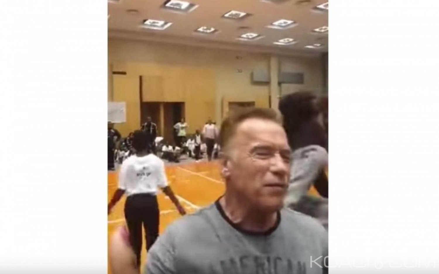 Afrique du Sud: Arnold Schwarzenegger, victime d'une violente agression alors qu 'il prenait des selfies