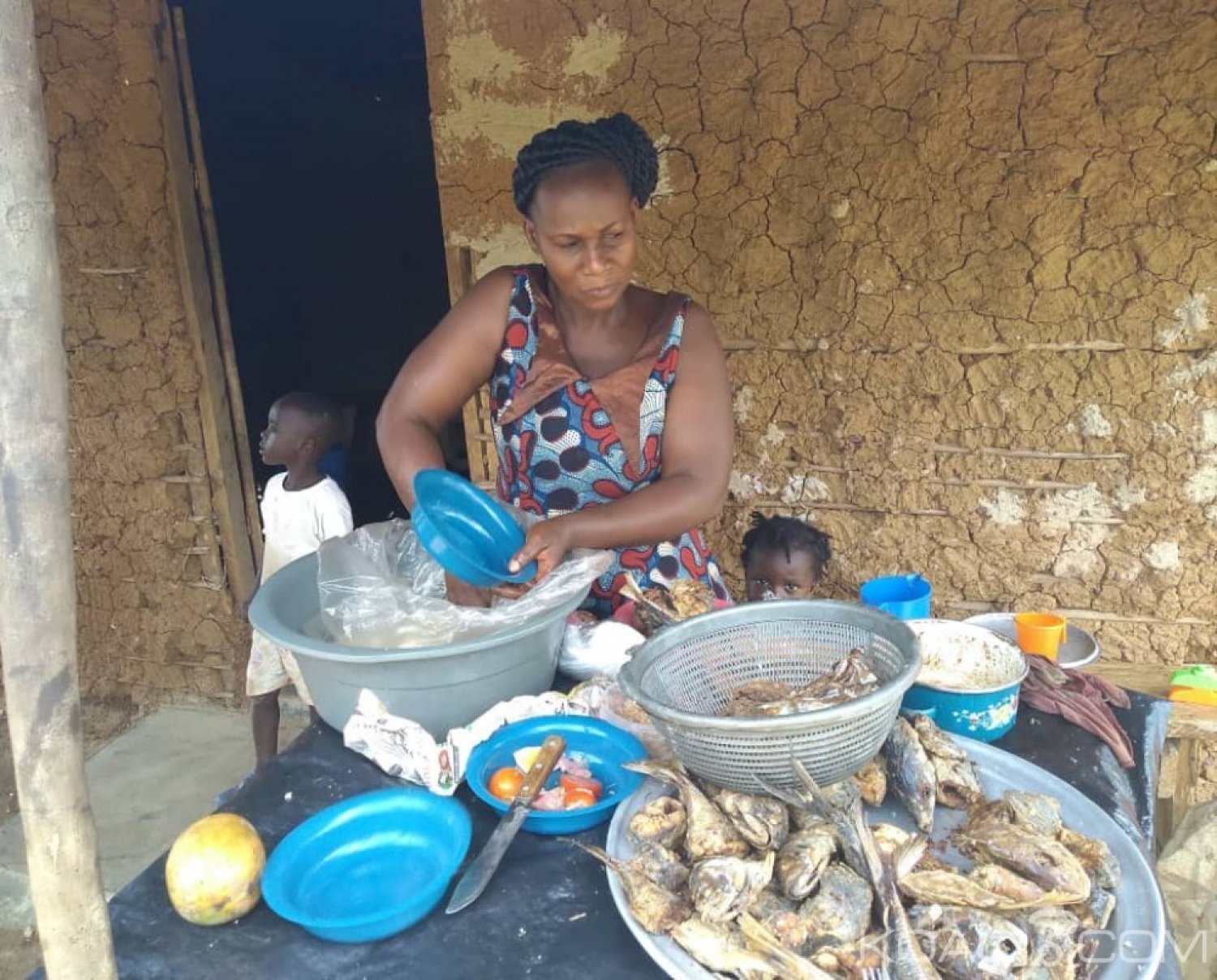 Côte d'Ivoire : Gnalégribouo, dans l'univers d'une vendeuse particulière « chaud poisson bien chaud, venez manger»