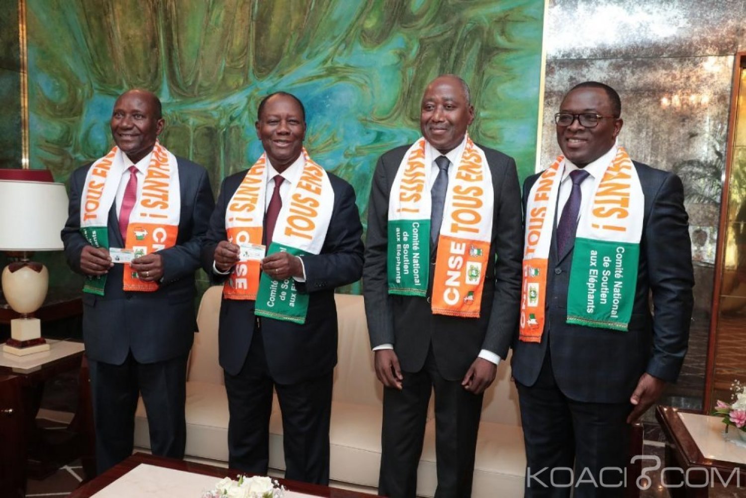 Côte d'Ivoire: Ouattara reçoit sa carte et son écharpe de supporter, 9,826 milliards pour la gestion des équipes nationales et des grands événements sportifs