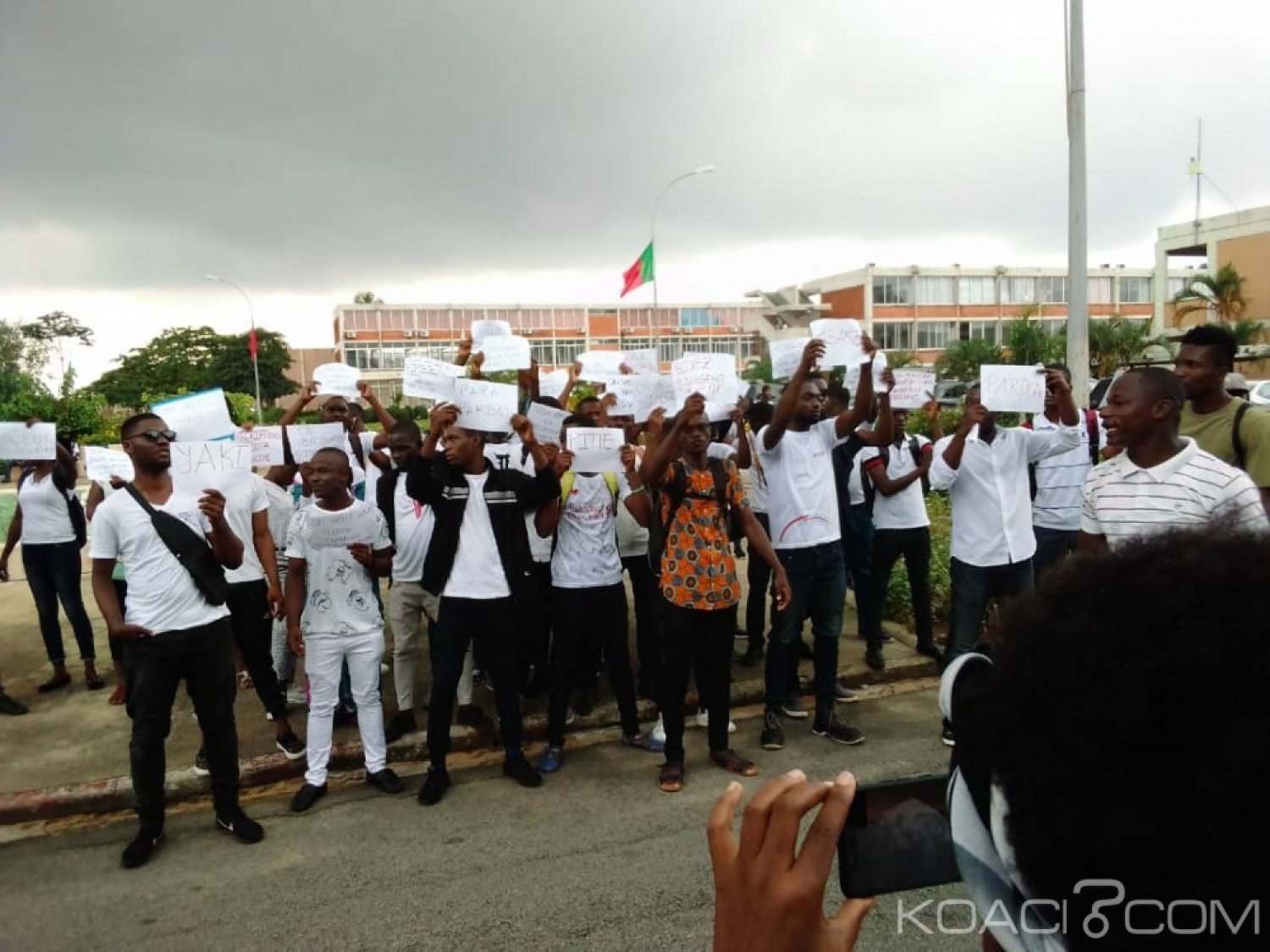Côte d'Ivoire : A l'université de Cocody, plusieurs étudiants font une marche blanche pour demander la réouverture des inscriptions des années 2016-2017 et 2017-2018