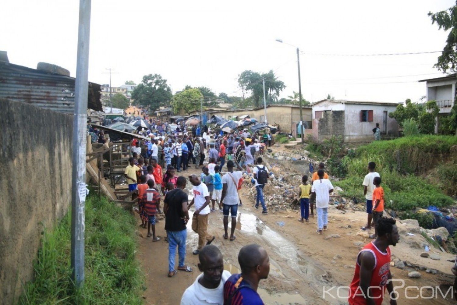 Côte d'Ivoire : A Anyama, 5 jeunes tentant de traverser une rue inondée emportés par des torrents d'eau, un retrouvé mort