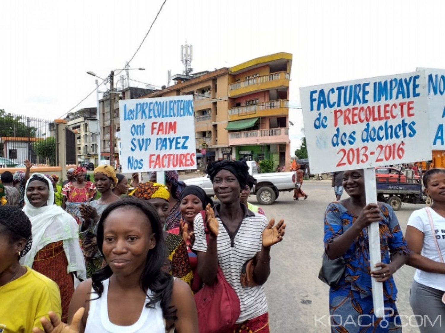 Côte d'Ivoire : A Yopougon, manifestation devant la mairie des agents « pré collecteurs», ils réclament plus de 700 millions au maire