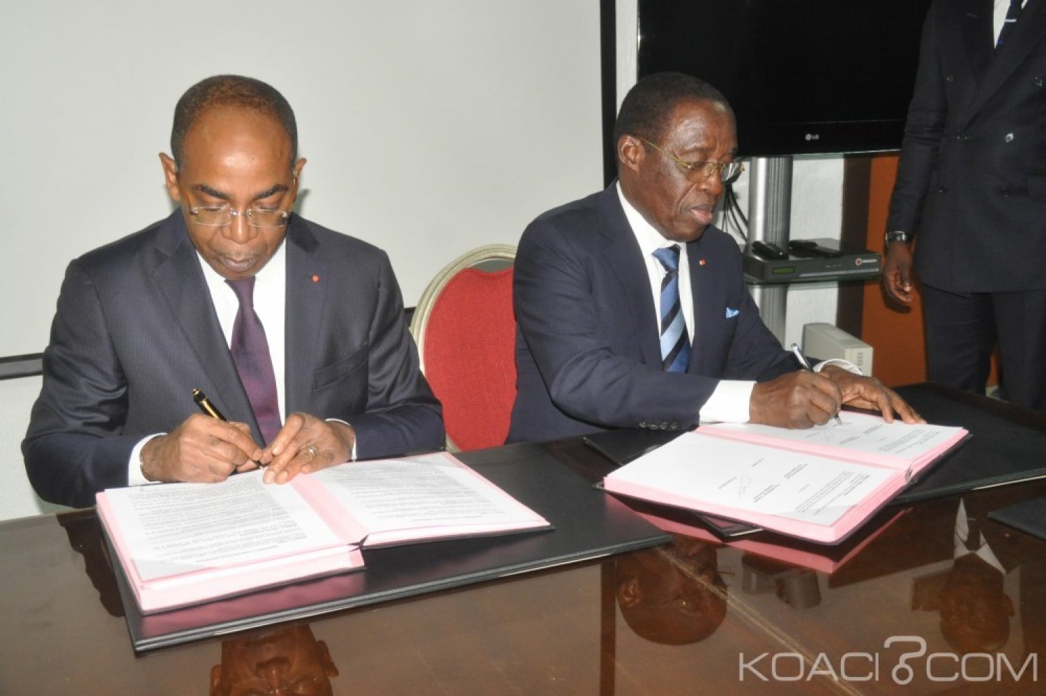 Côte d'Ivoire : Aka Aouélé et Claude Isaac Dé signent un partenariat dans le cadre du développement du E-santé