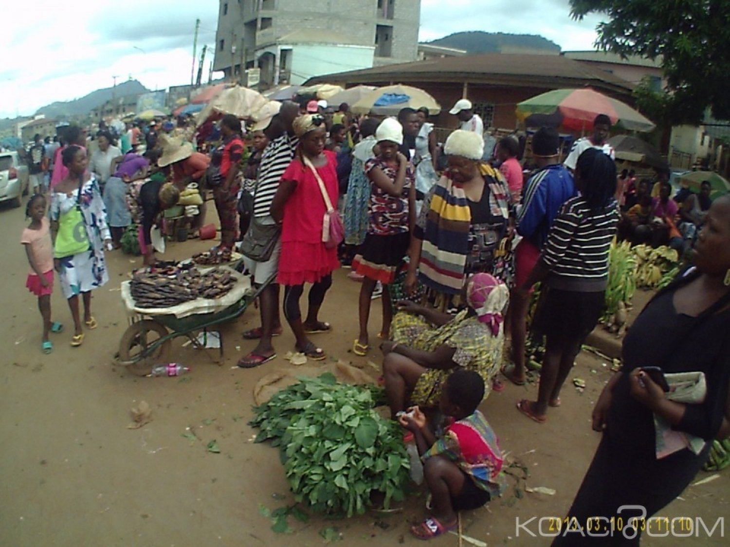 Cameroun : A Yaoundé, les commerçants quittent leurs espaces et s'installent sur la chaussée