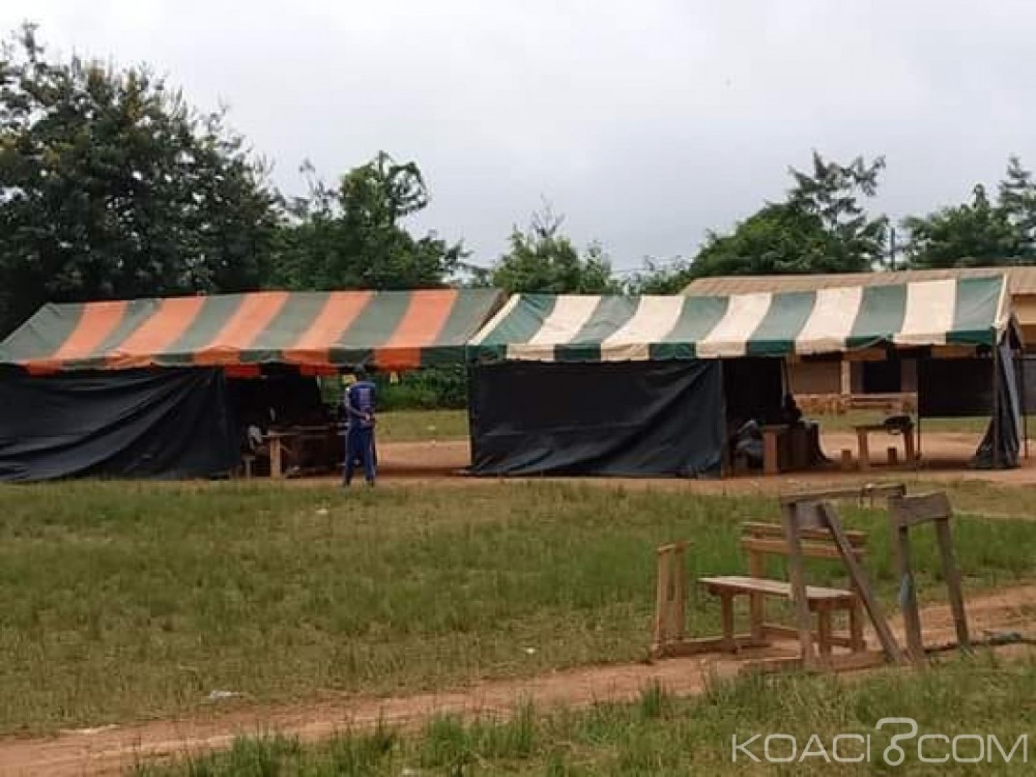 Côte d'Ivoire : Par manque de salle de classe, des candidats au CEPE composent sous des bà¢ches dans une localité de Bangolo