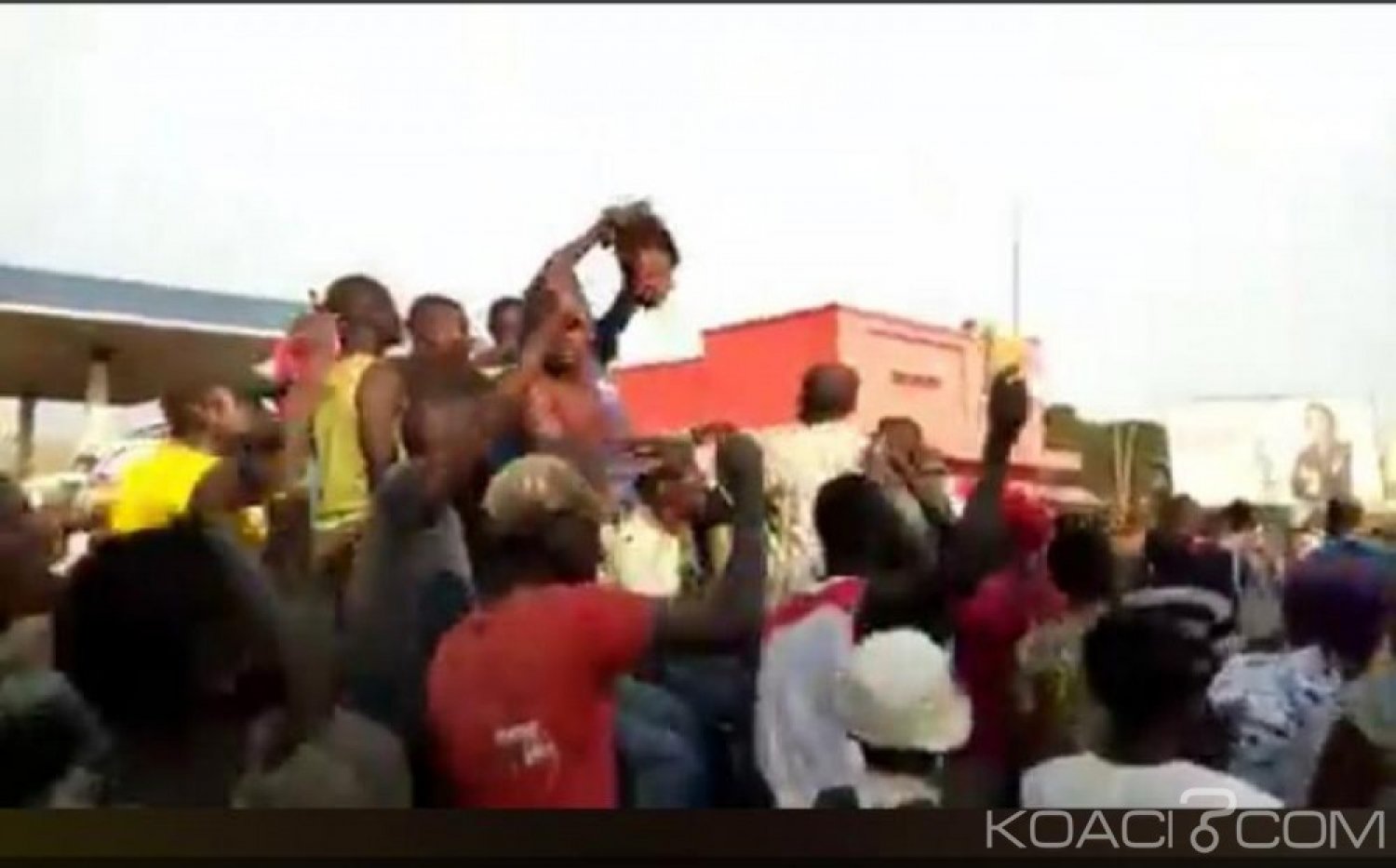 RDC: Scène d'horreur en Ituri , des manifestants défilent avec une tête pour  protester contre les tueries