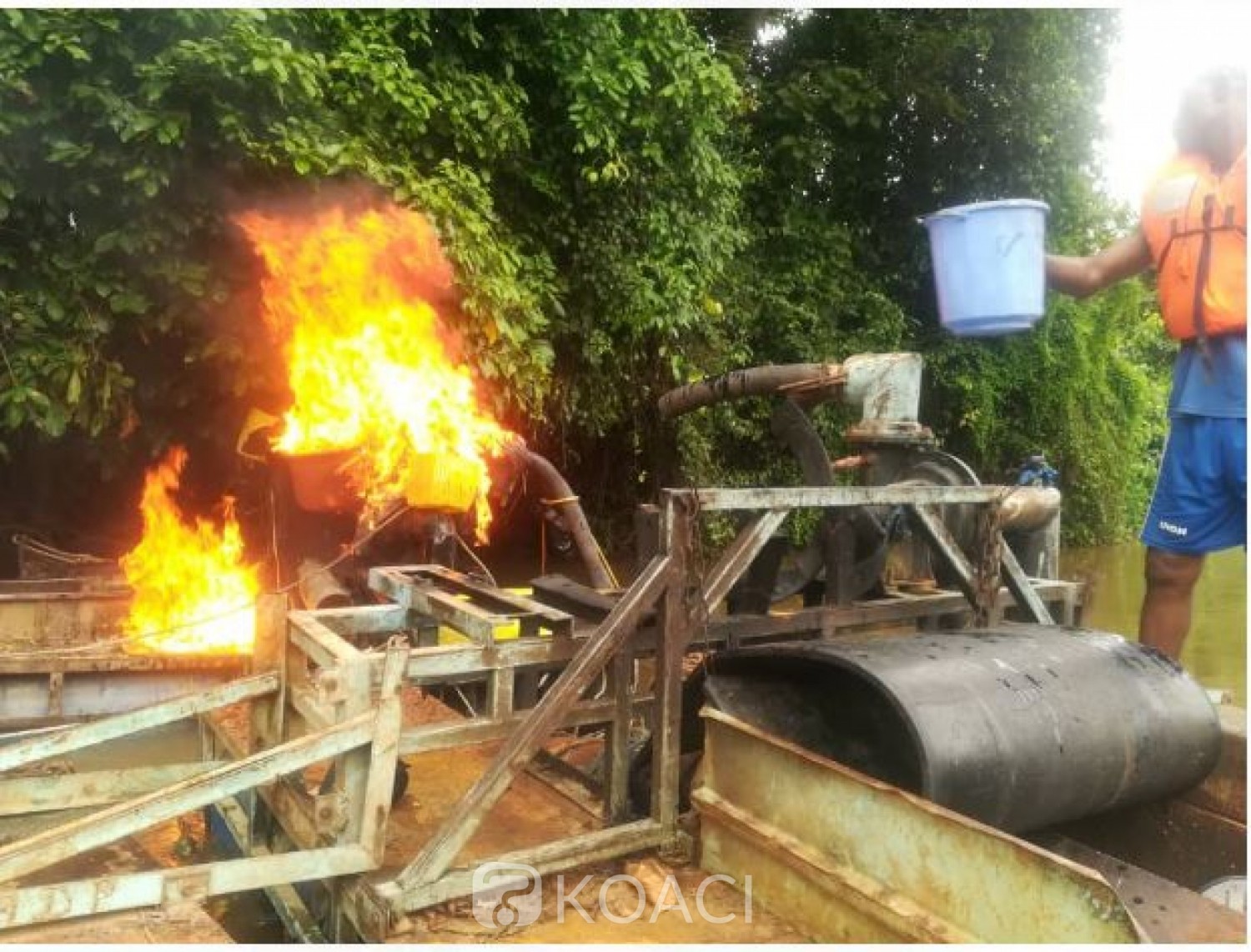 Côte d'Ivoire: Lutte contre l'orpaillage clandestin, la gendarmerie détruit des dragues sur le fleuve Cavally
