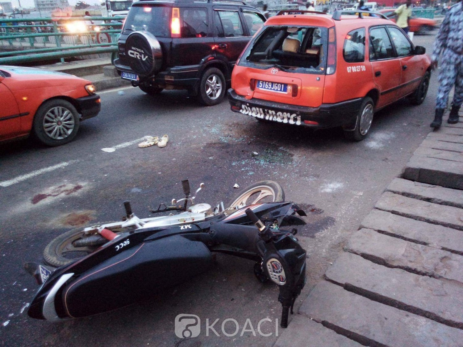 Côte d'Ivoire: À la Riviera, grave collision entre une moto et un taxi, le motocycliste transféré d'urgence