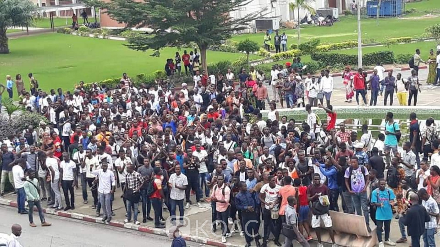 Côte d'Ivoire: A Cocody, des étudiants non inscrits menacés d'exclusion manifestent en marge de la conférence d'Abou Karamoko