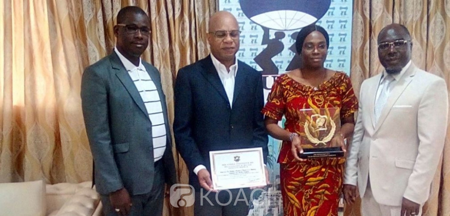 Côte d'Ivoire: Bouaké, pour démontrer la perspicacité de son temple, un enseignant de l'UAO présente son prix d'excellence reçu