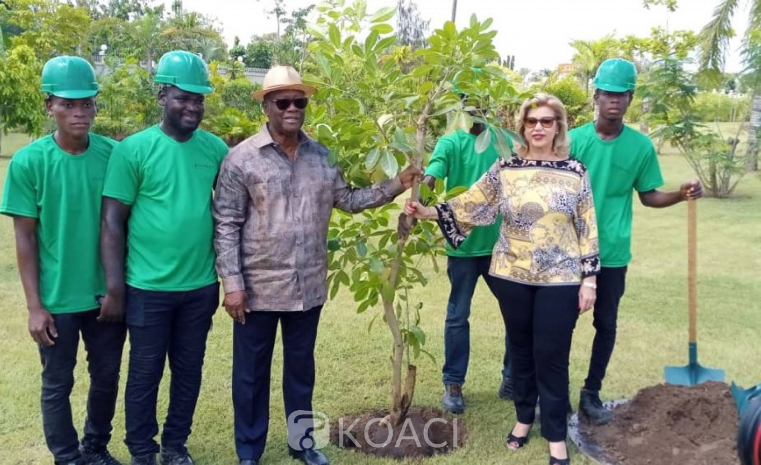 Côte d'Ivoire: Journée de la paix, le couple présidentiel plante deux arbres dans son jardin