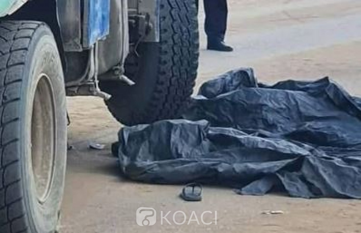 Côte d'Ivoire: Cocody, deux individus à moto entrent en collision avec un gros camion, coincés ils décèdent