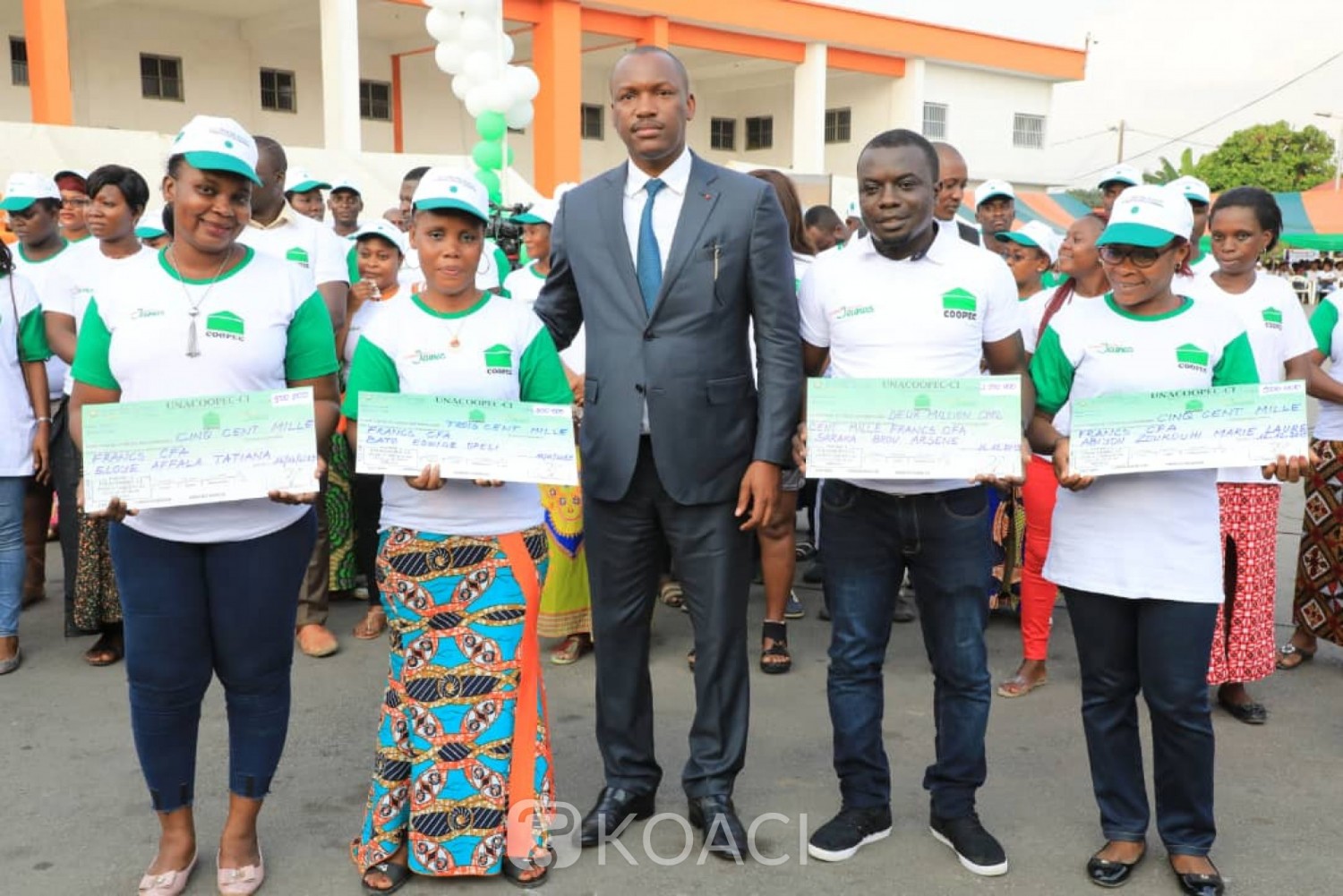 Côte d'Ivoire :  Yopougon, 1000 jeunes perçoivent des chèques d'un montant total de 512 millions de FCFA pour le financement de leurs projets
