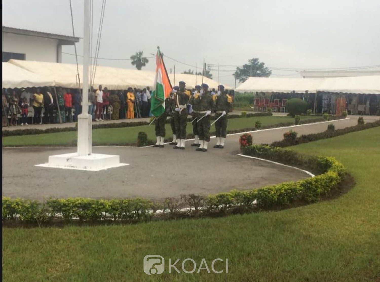 Côte d'Ivoire: FACI, la 51éme promotion d'élèves officiers active et de la 14ème promotion d'élèves médecins officiers  présentées au drapeau