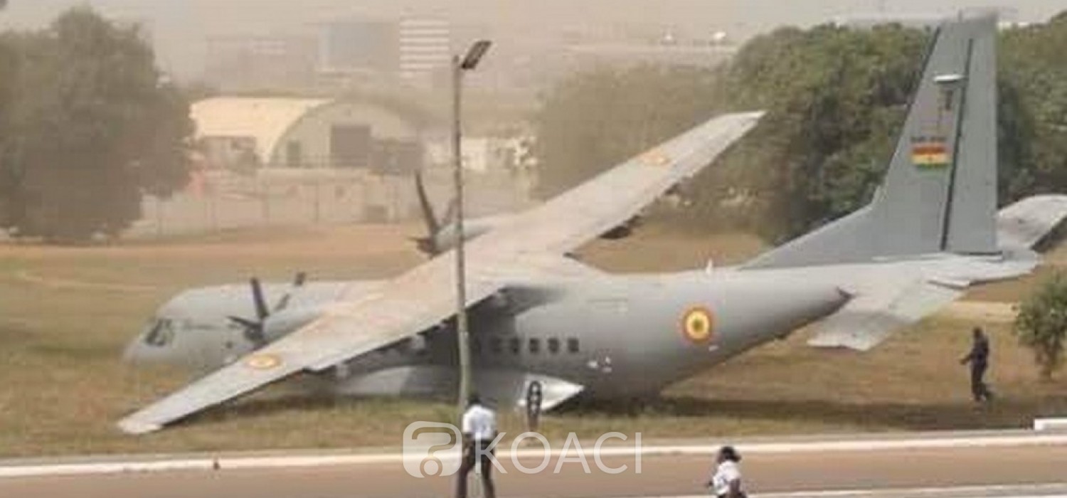 Ghana : Sortie d'un avion militaire de l'aire de trafic