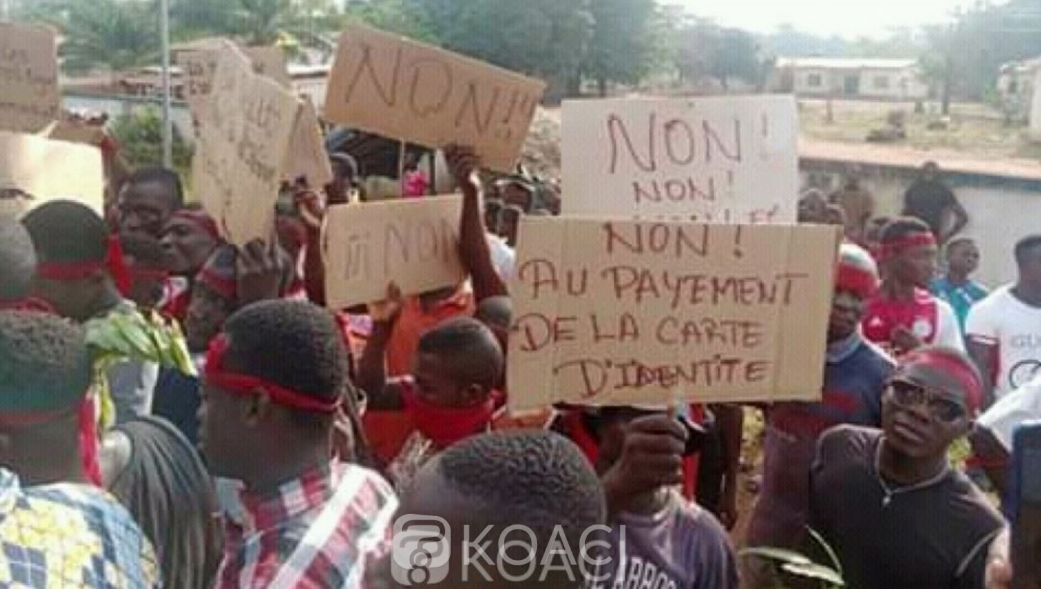 Côte d'Ivoire : Daoukro, exigeant la gratuité des CNI, des jeunes bloquent des voies d'accès à la ville