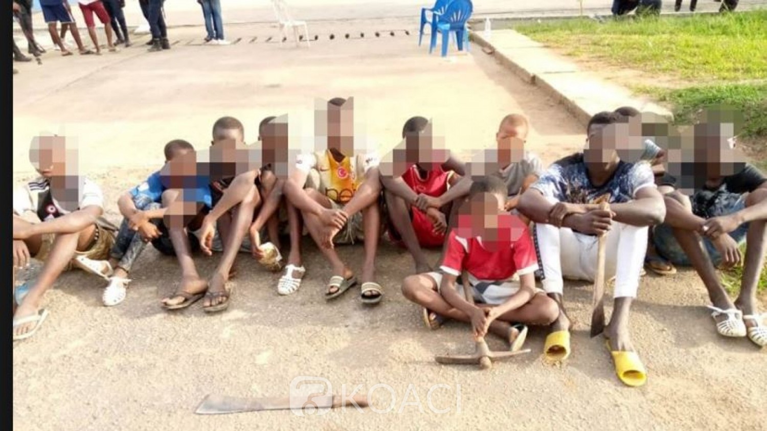 Côte d‘Ivoire : Face aux agressions à Abobo en plein couvre-feu, la Gendarmerie  détruit un fumoir  et interpelle une dizaine de personnes