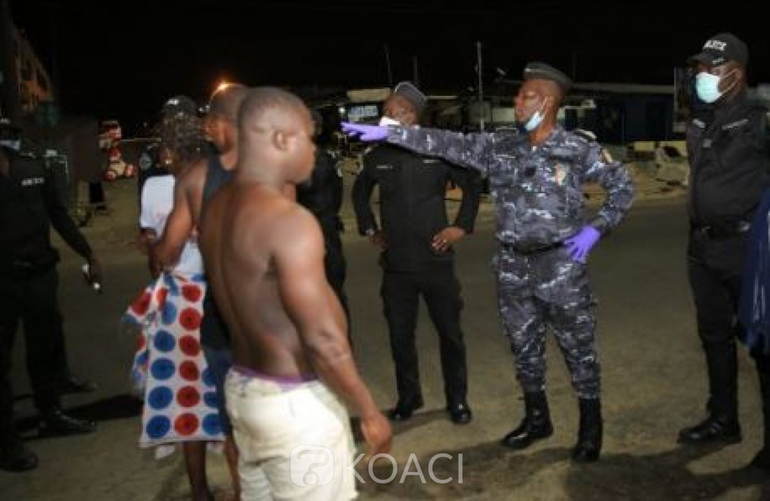 Côte d‘Ivoire : Deux semaines après sa mise en œuvre, des personnes continuent de violer le couvre-feu