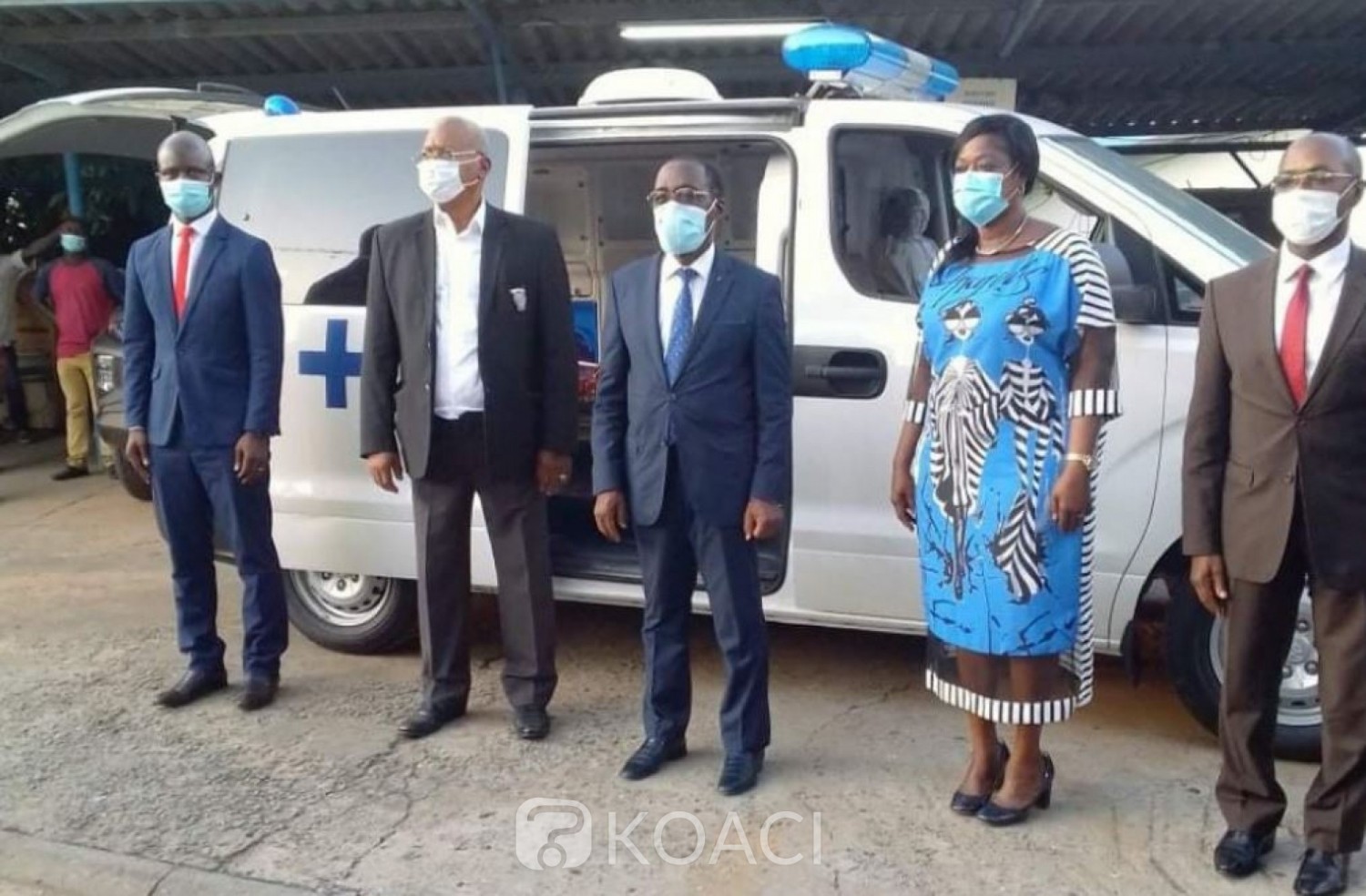 Côte d'Ivoire:  L'Etat remet 30 ambulances et 30 véhicules à des hôpitaux et à des Directeurs