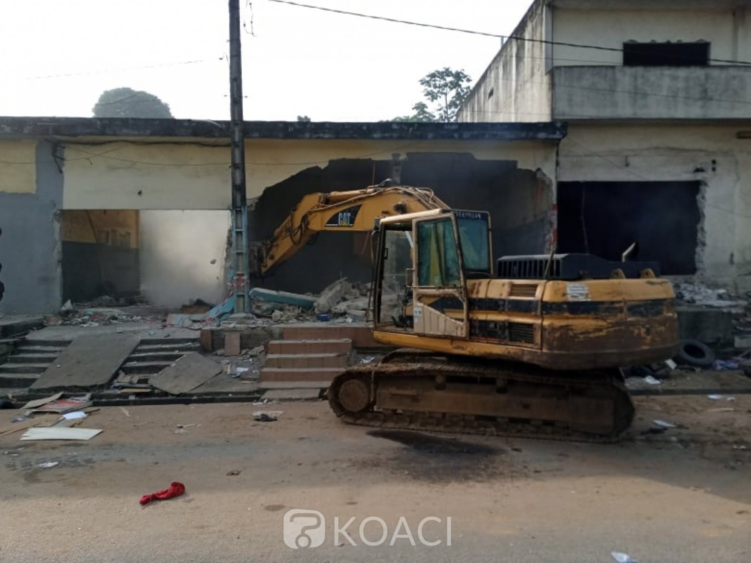 Côte d'Ivoire : 4ème pont, l'opération de libération de la bretelle de Bromakoté dans la commune d'Adjamé démarrée dans le calme, mosquée, école, boulangerie, pharmacie démolis