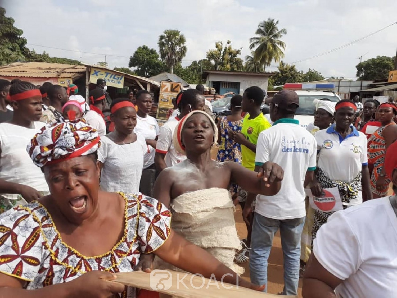 Côte d'Ivoire : Toumodi, manifestation contre le 3ème mandat de Ouattara, le Commissaire et le Commandant de Brigade hués par des femmes de l'opposition