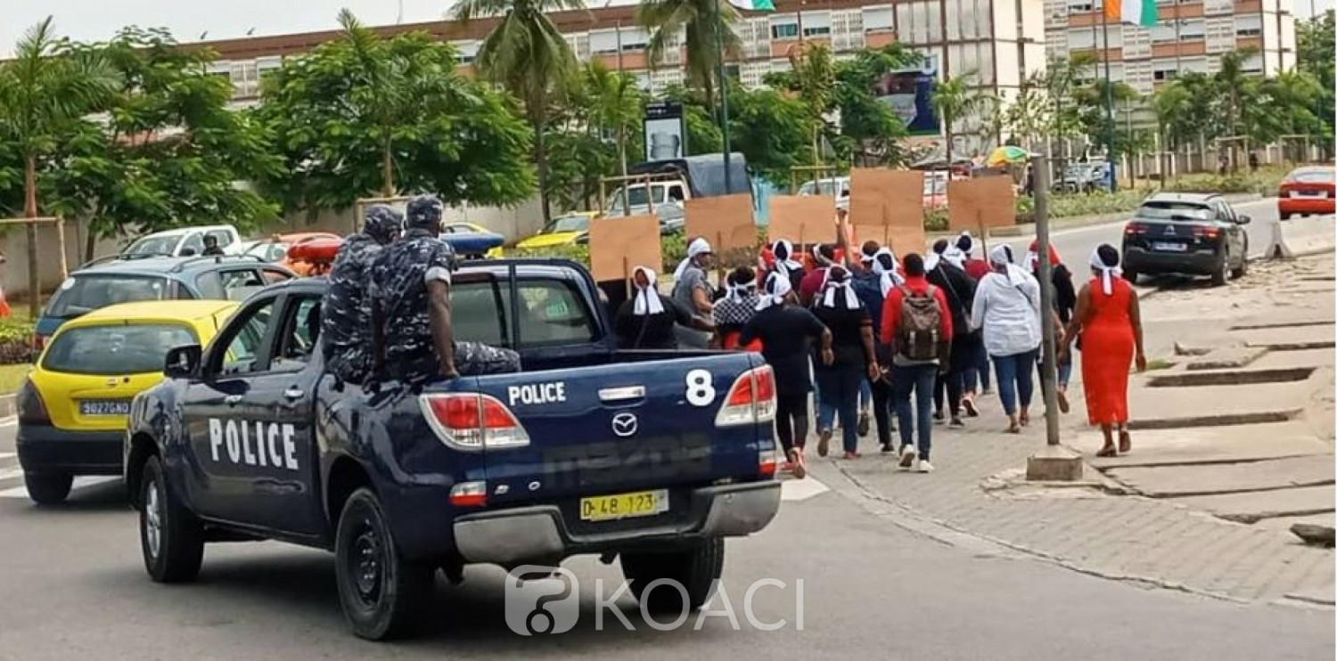 Côte d'Ivoire :  Cocody, un groupe de jeunes femmes manifeste à Saint-Jean pour dire non au 3ème mandat de Ouattara avant d'être dispersé