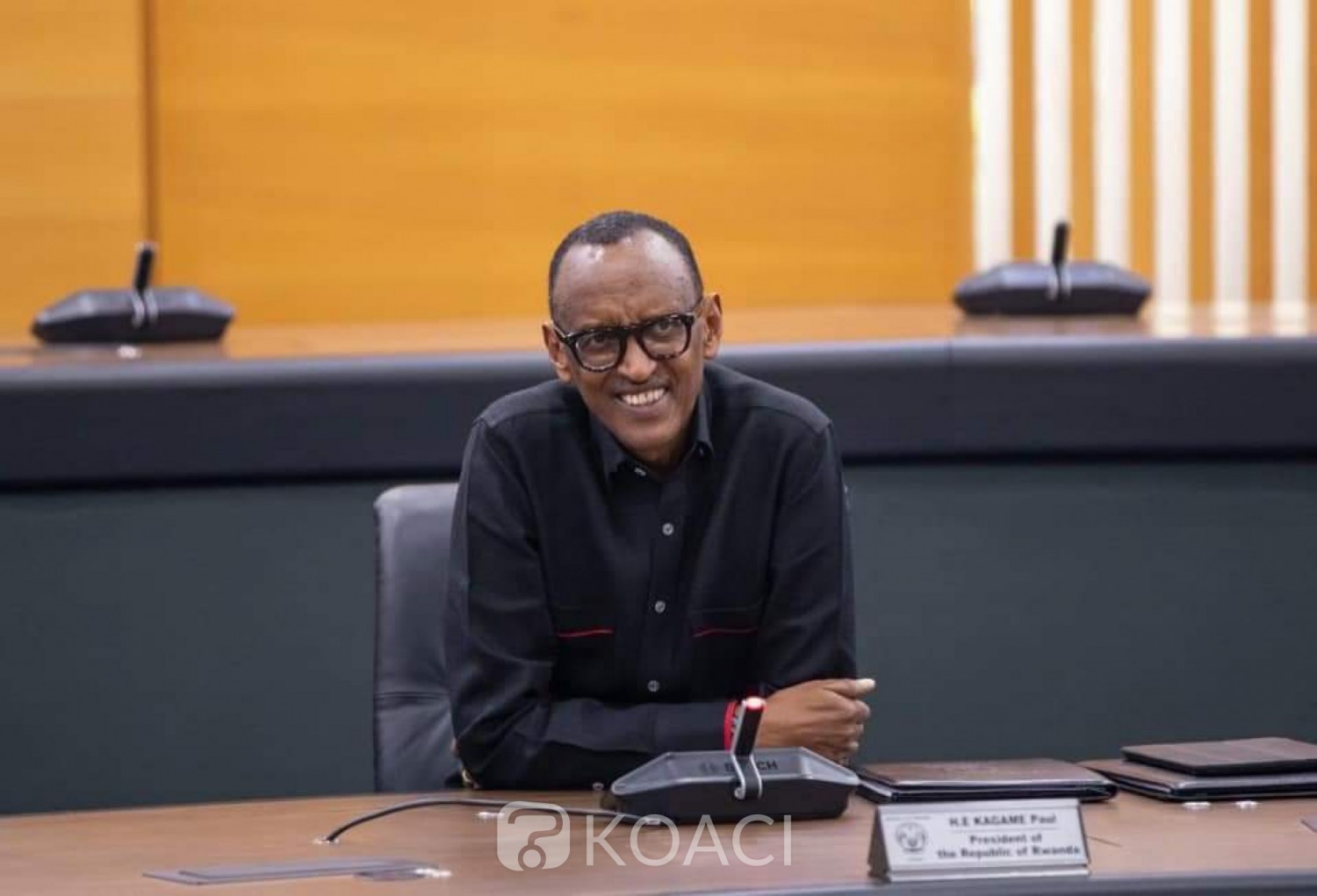 Rwanda: Annoncé «mort»,Paul Kagamé  apparaît souriant  à un conseil de ministres