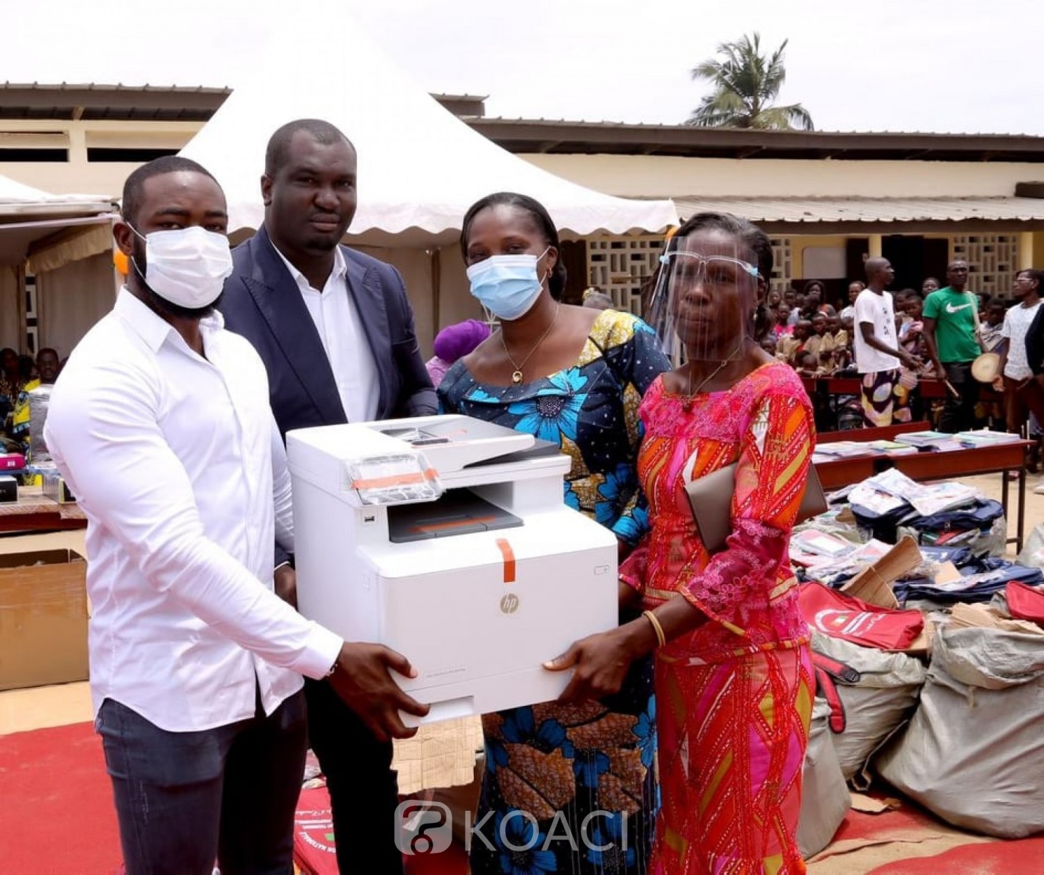 Côte d'Ivoire : Dangoté réhabilite et dote le Groupe scolaire Phare de Grand-Bassam de kits scolaires et salue les performances de Ouattara en matière d'éducation
