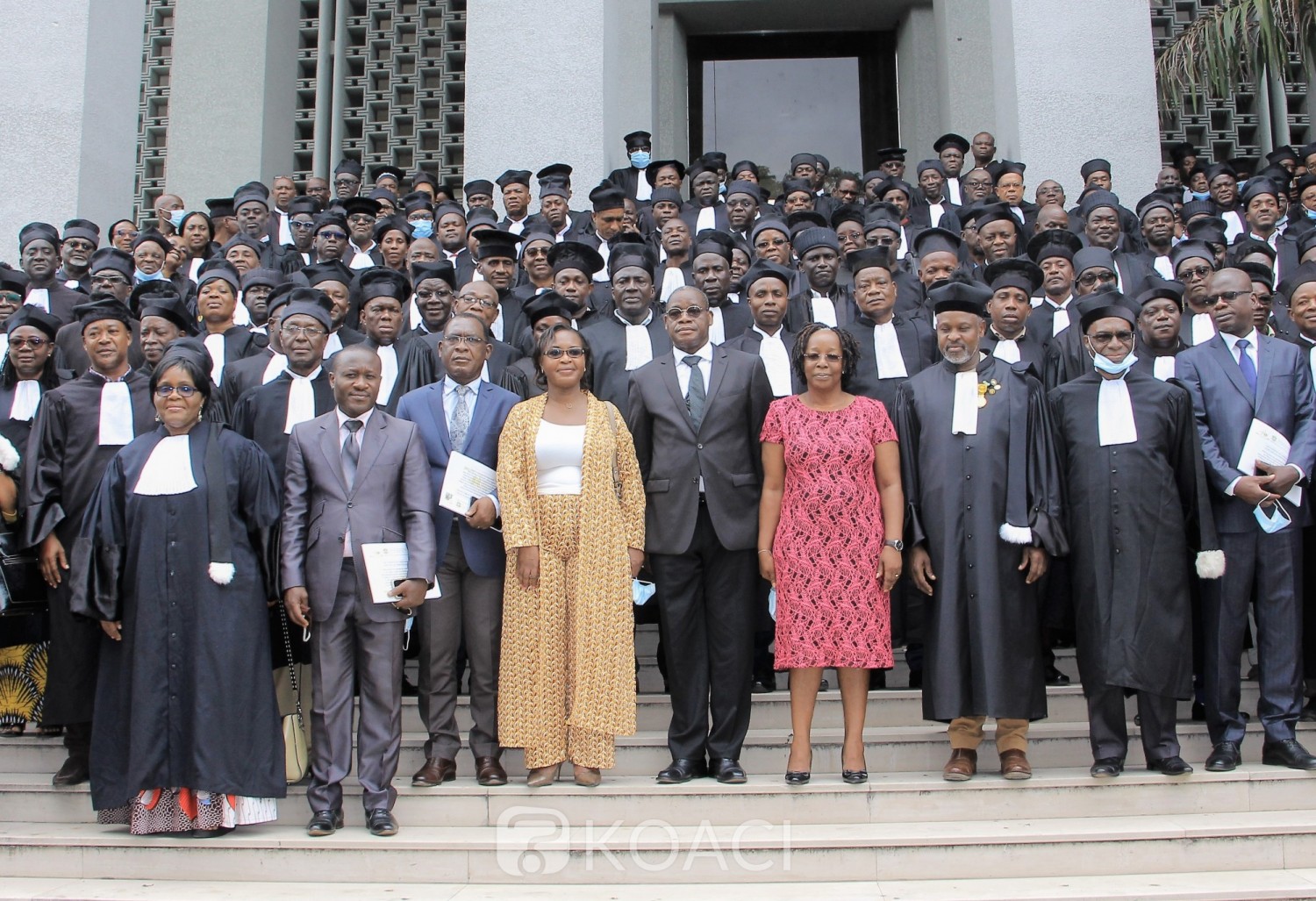 Côte d'Ivoire : Fusion des ex-huissiers de justice et de commissaires-priseurs, 299 Commissaires de Justice en fin de formation ont obtenu leur attestation pour exercer pleinement