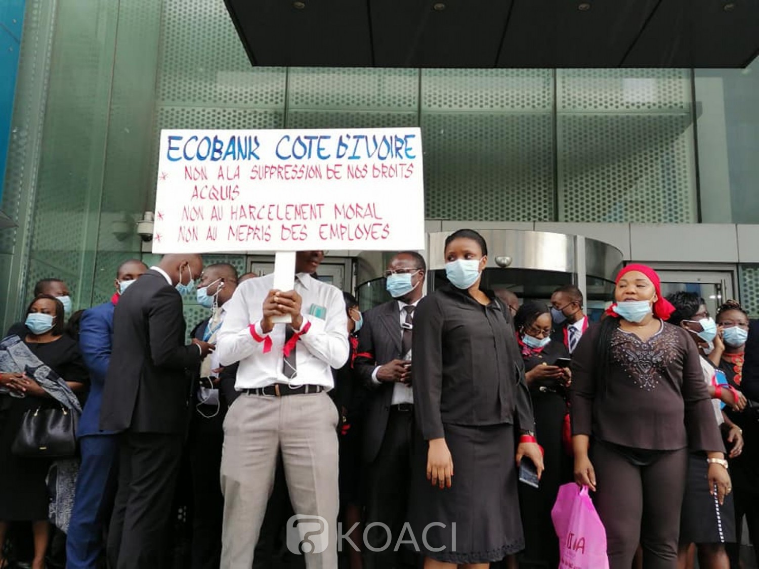 Côte d'Ivoire : Grève à Ecobank, la Direction générale « décide de continuer à conserver les avantages du personnel directement liés aux charges familiales »