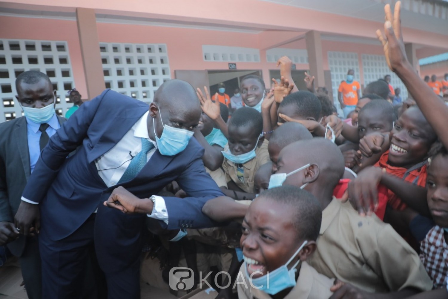 Côte d'Ivoire : Port-Bouët, le ministre Cissé fait don d'une école primaire de six classes entièrement équipées aux élèves du village d'Adjahui-Coubè au nom de Ouattara