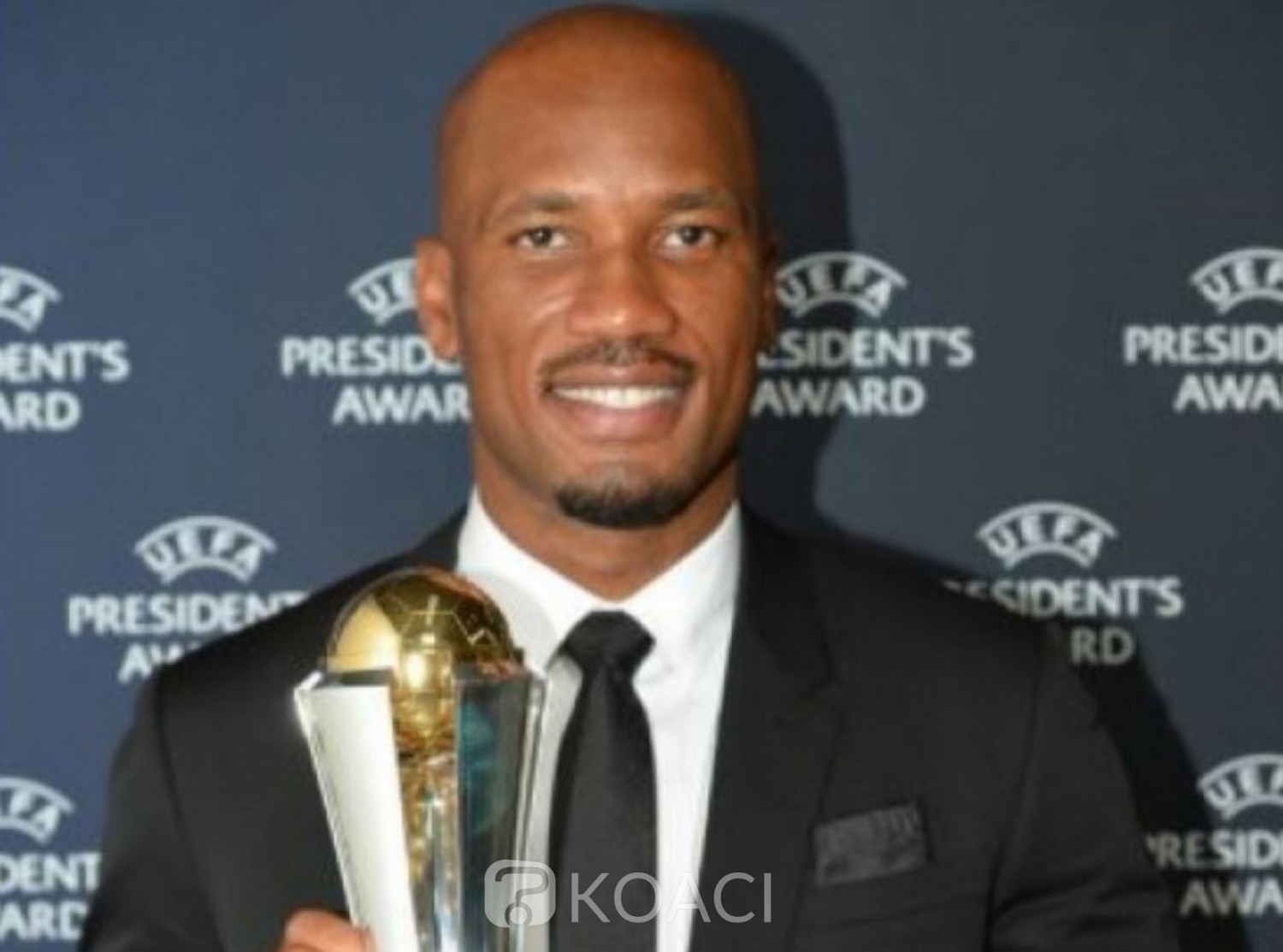 Côte d'Ivoire : Didier Drogba reçoit le prix du président de l'UEFA Aleksander Čeferin