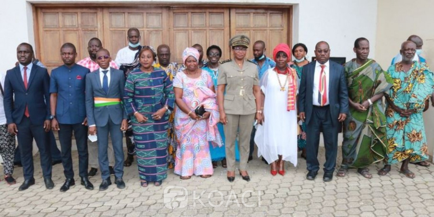 Côte d'Ivoire : Grand Bassam, Raymonde Goudou échange avec des femmes sur la notion de la paix et fait des promesses
