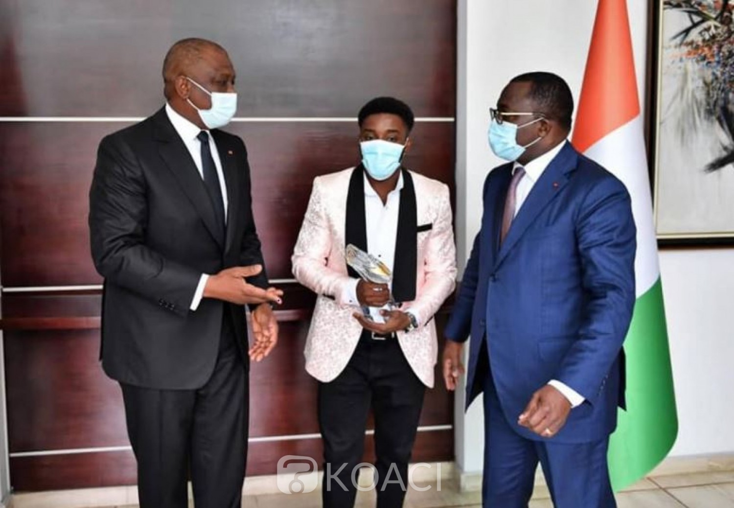 Côte d'Ivoire : Athlétisme, le sprinteur Arthur Gué Cissé présente le trophée de sa récente victoire au Premier Ministre Hamed Bakayoko