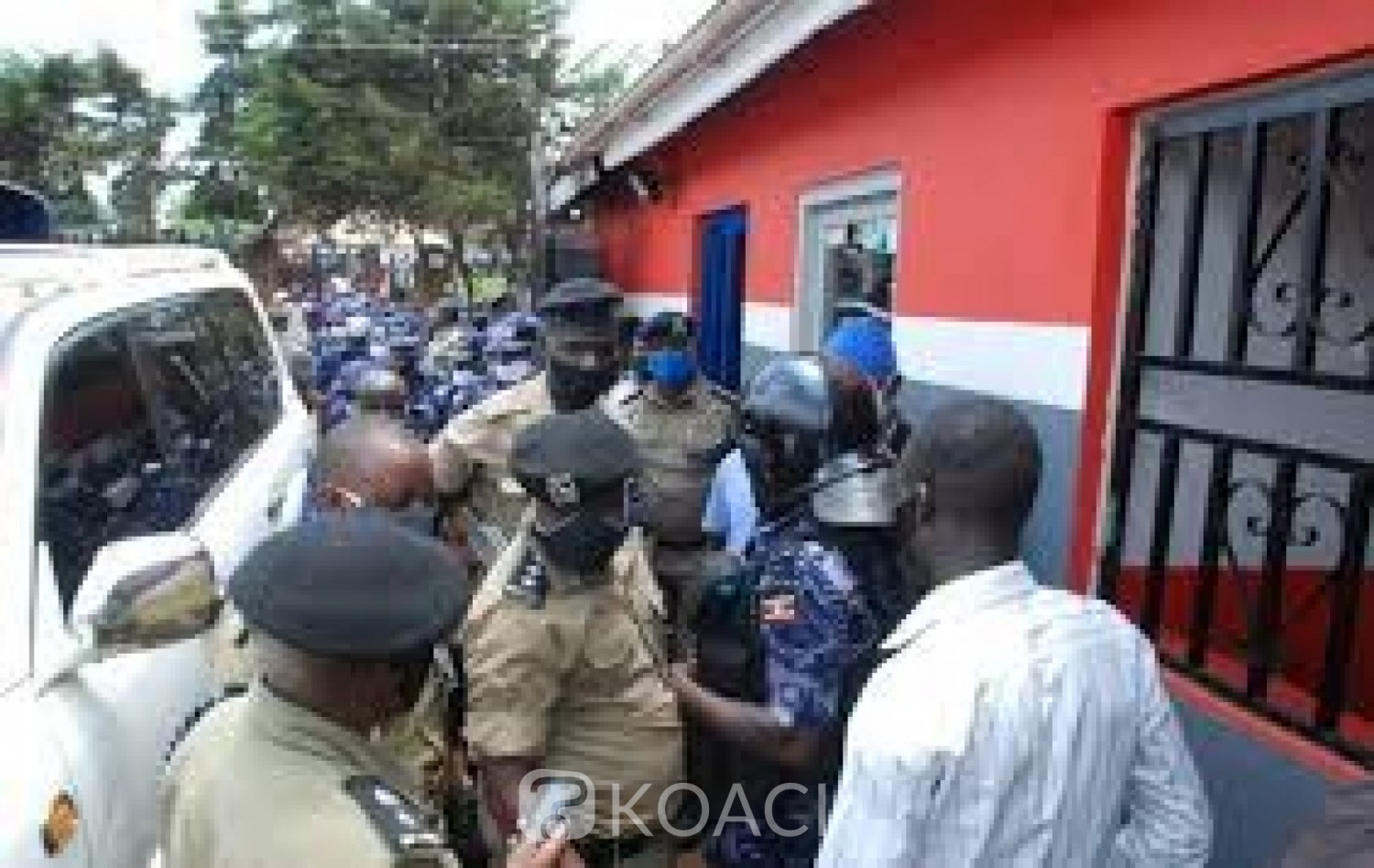 Ouganda: Bobi Wine arrêté après une descente de la police dans les locaux de son parti