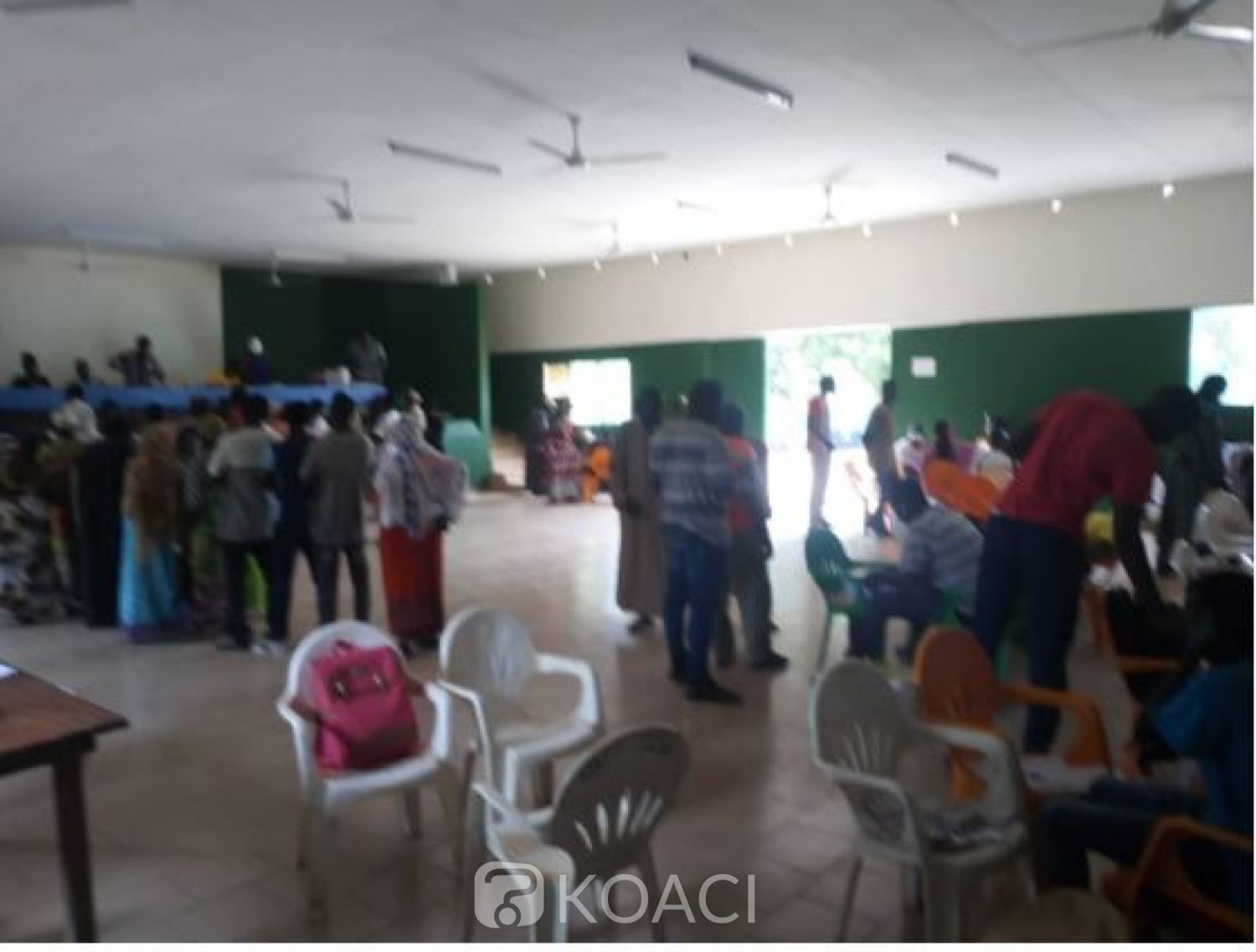 Côte d'Ivoire : Face aux menaces à Issia, les agents de la CEI regroupés dans un lieu  unique pour la distribution des cartes d'électeurs