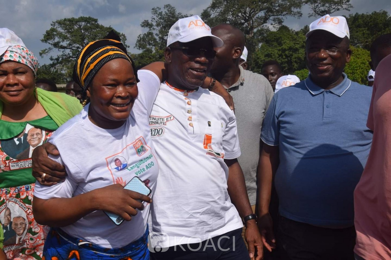 Côte d'Ivoire :    Campagne, Jacques Assahoré fait le porte à porte pour convaincre ses parents de Botro à voter massivement pour le candidat du RHDP