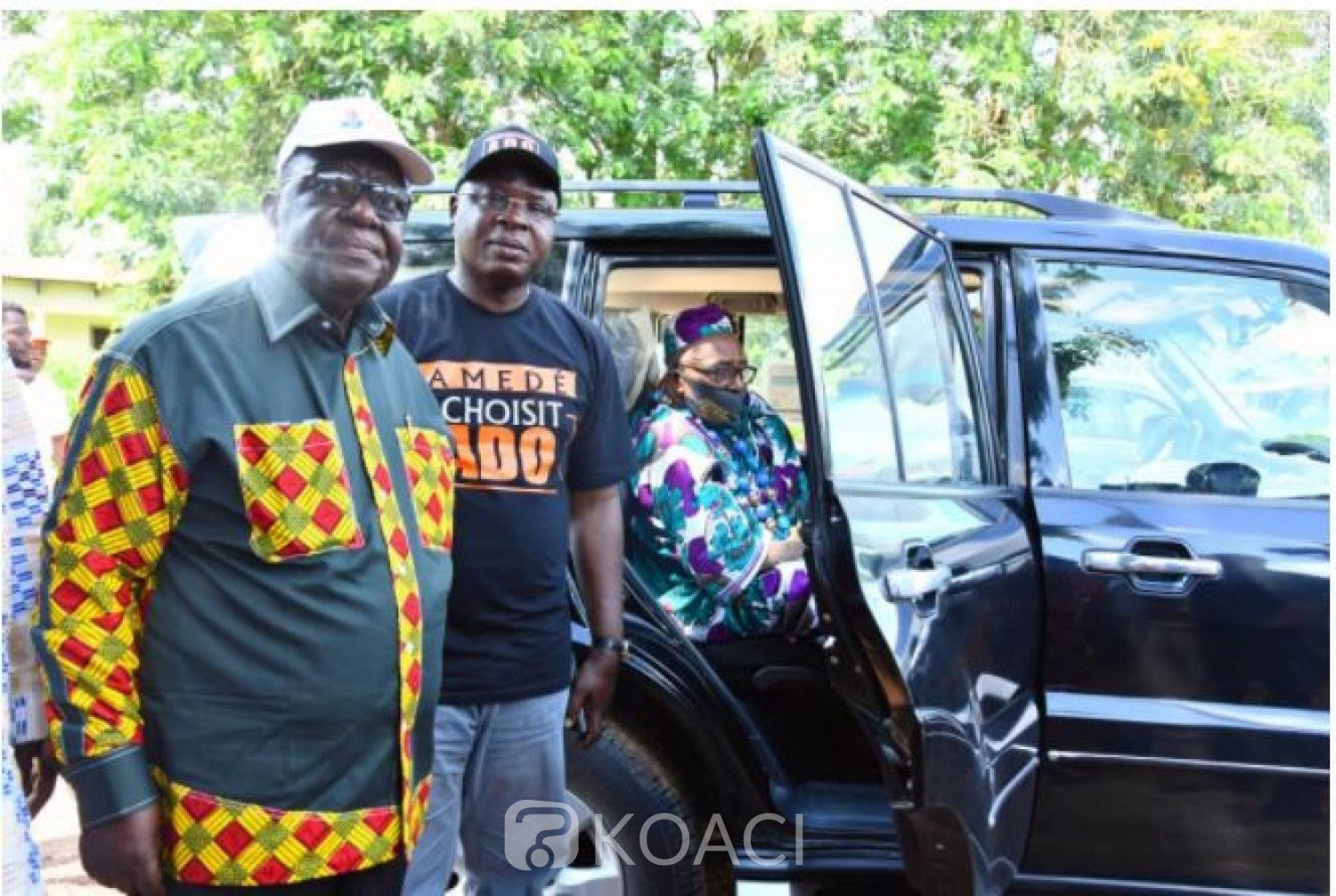 Côte d'Ivoire : Scrutin apaisé dans le Loh-Djiboua, le chef de l'Etat offre un véhicule au chef des chefs pour la sensibilisation