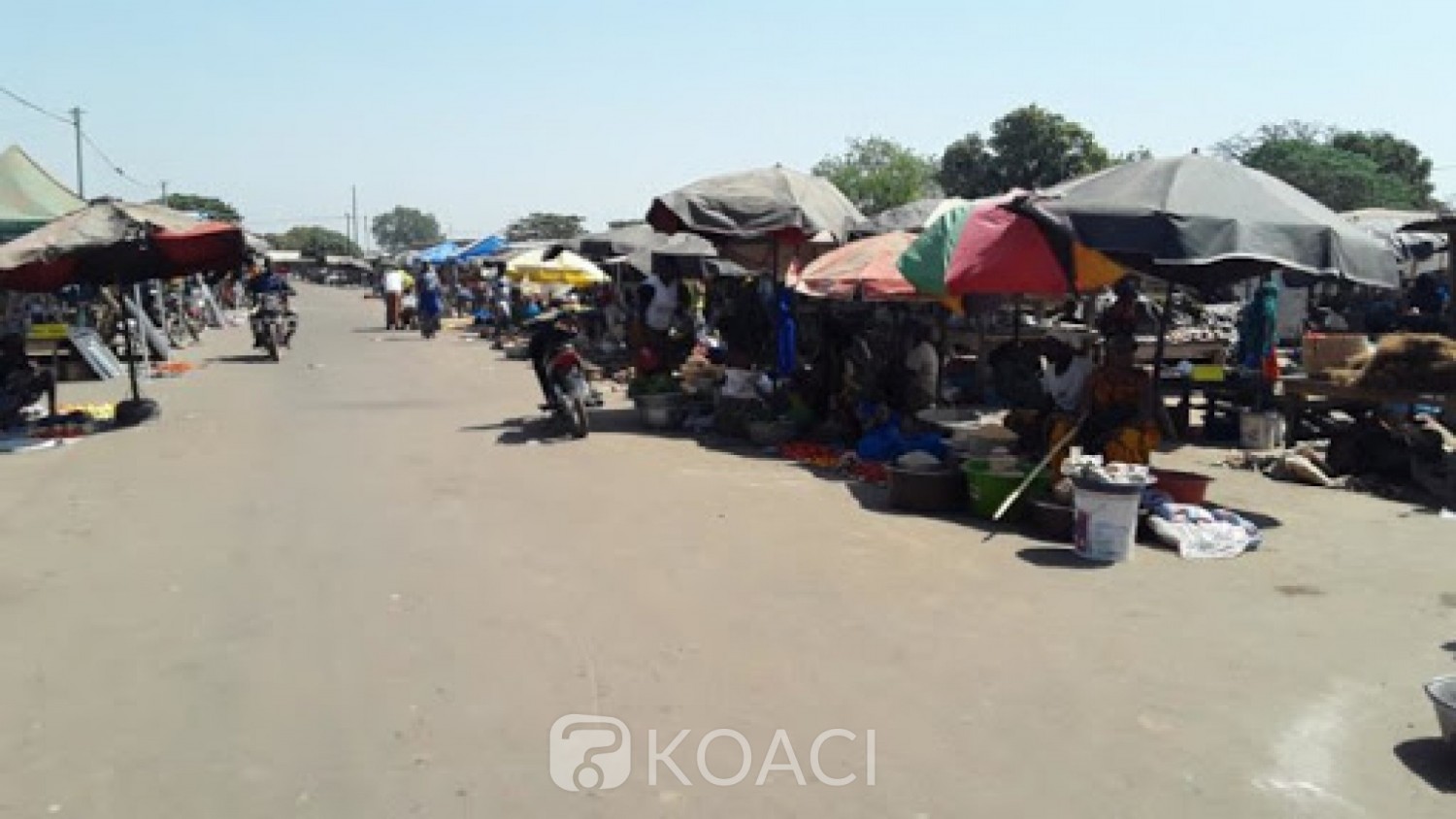 Côte d'Ivoire : Bonoua, après avoir consommé plusieurs débits de boisson frelatée, ivre, il prend en chasse les passants et crée la panique