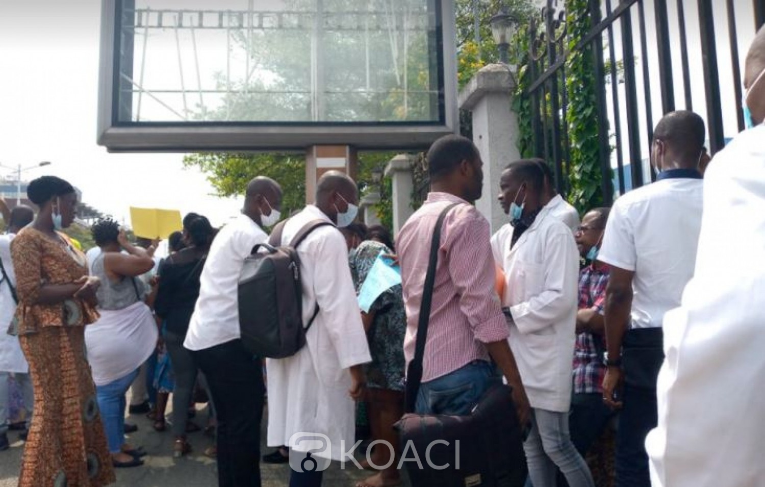Côte d'Ivoire : Réclamant leurs primes Covid-19, des agents de santé manifestent devant le palais présidentiel en plein conseil des ministres