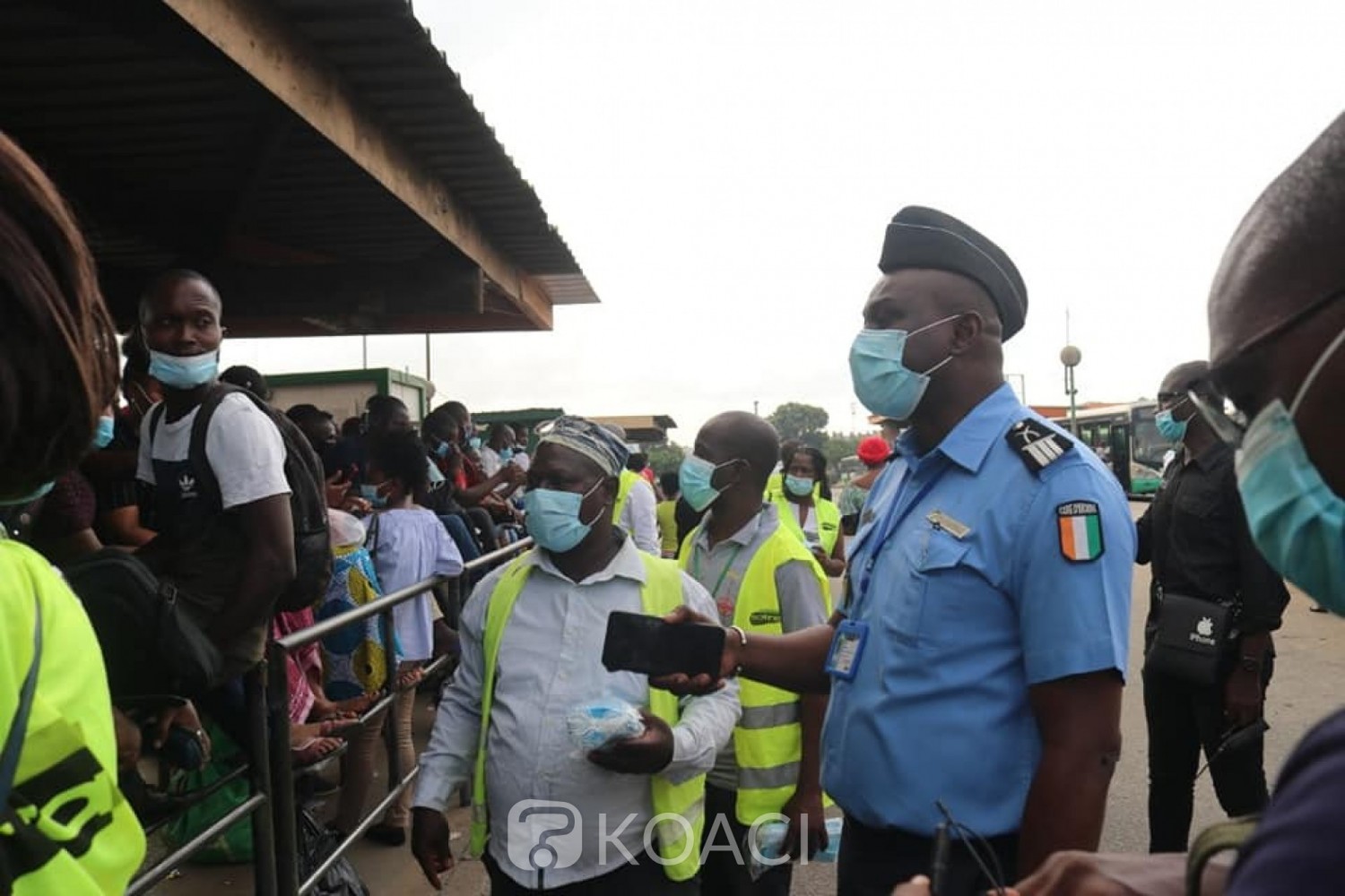 Côte d'Ivoire :    COVID-19, le Gouvernement appelle à la vigilance et au respect des mesures barrières dans les transports, les lieux publics pendant les fêtes de fin d'année