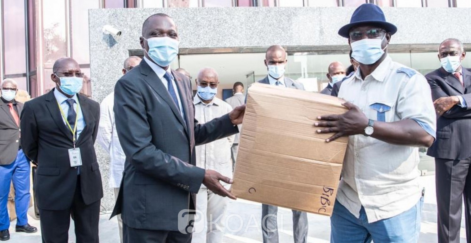 Côte d'Ivoire : Malgré les risques, des masques distribués aux usagers des Woro-woro, Gbaka et taxis compteurs qui n'en possèdent pas